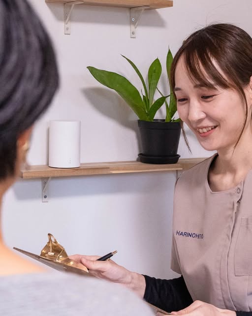 笑顔で対応するスタッフ